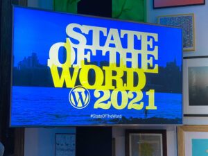 State of the Word 2021 weergegeven op een tv-monitor