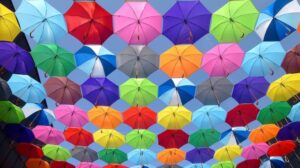 kleurrijke paraplu's die ophangen